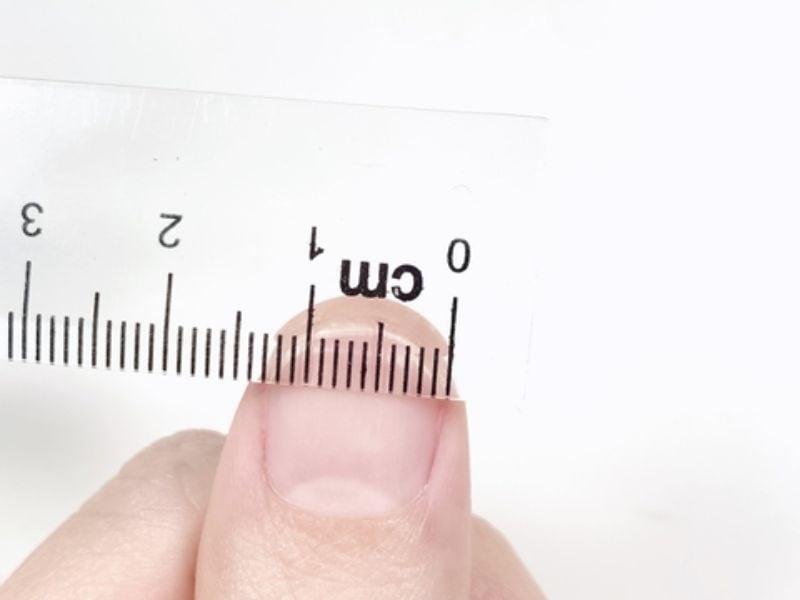 Hoàn thiện các chi tiết nhỏ như highlight và sợi tóc con cho mái tóc nữ