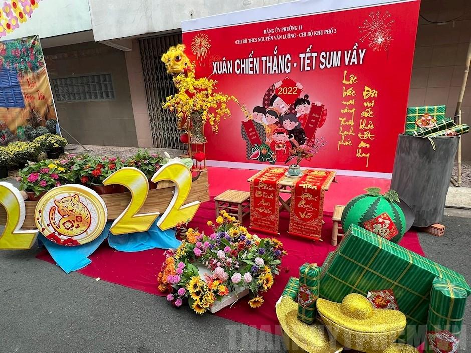 Bức tranh hoàn thiện với bánh chưng và bánh tét trong không khí Tết rộn ràng