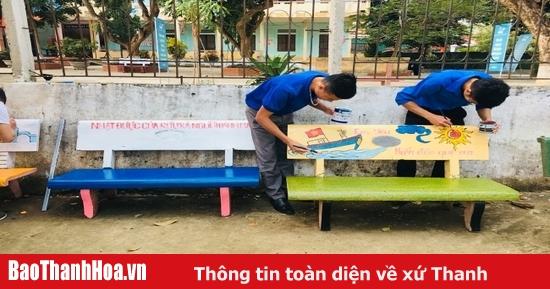 Bức tranh hoàn thiện vẽ cô giáo và học sinh với màu sắc tươi sáng và sinh động