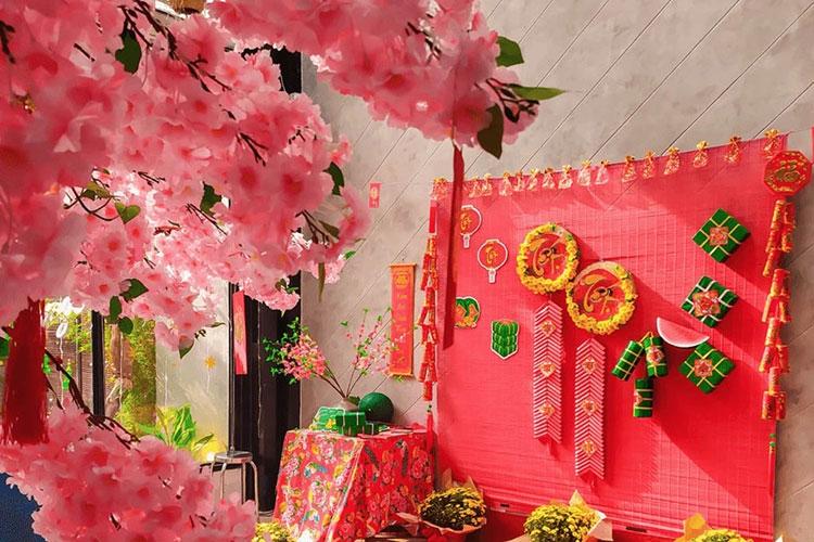 Học sinh cùng nhau hợp tác vẽ tranh tường trang trí lớp học trong không khí vui vẻ