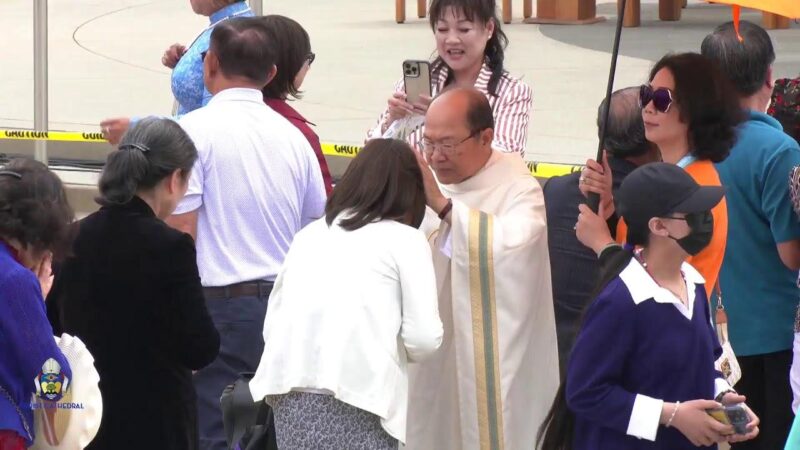 Học sinh đang say sưa vẽ tranh Chùa Một Cột trong một lớp học mỹ thuật hoặc một không gian sáng tạo