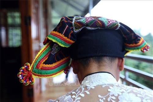 Cách vẽ khăn piêu đội đầu với các họa tiết thổ cẩm đặc trưng của phụ nữ dân tộc Thái