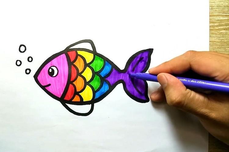 Các bước vẽ vảy cá vàng một cách chi tiết và tự nhiên trên thân cá đã phác thảo