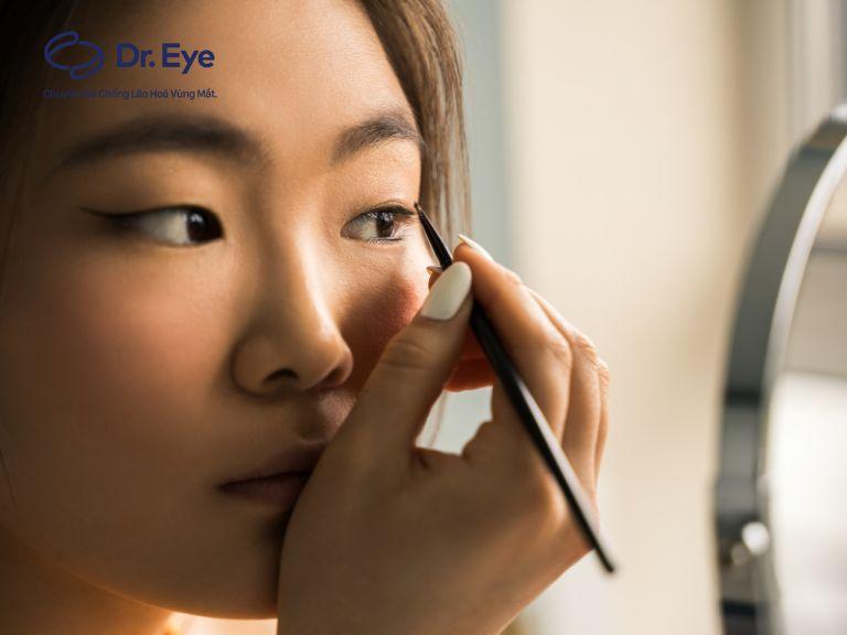 Hướng dẫn chi tiết các bước kẻ eyeliner mảnh sát chân mi cho mắt một mí tự nhiên