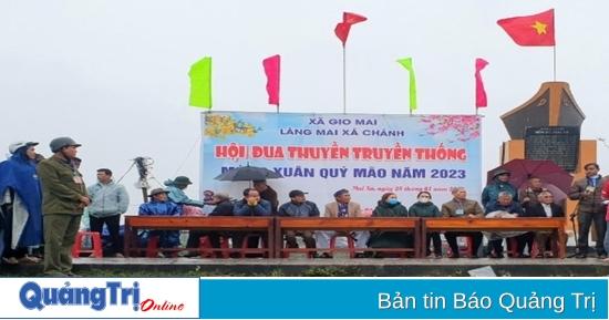 Tranh vẽ cảnh khán giả reo hò cổ vũ nồng nhiệt trong lễ hội đua thuyền truyền thống ven sông quê hương