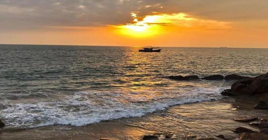 Khoảnh khắc gia đình trên bãi biển qua nét vẽ với cảnh hoàng hôn lãng mạn