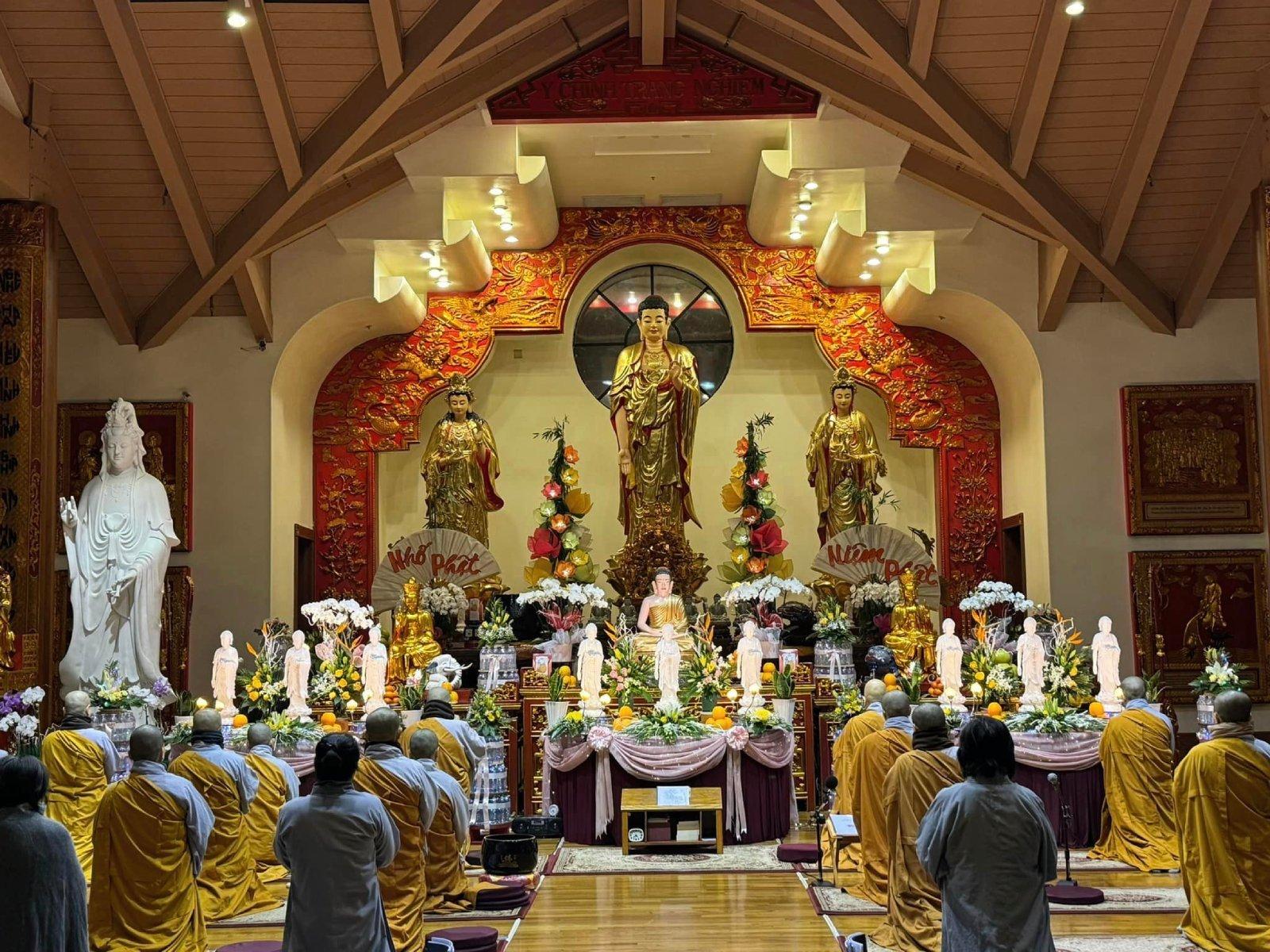 Không gian nội thất một ngôi chùa Phật giáo Việt Nam với các pho tượng Phật và bàn thờ trang nghiêm