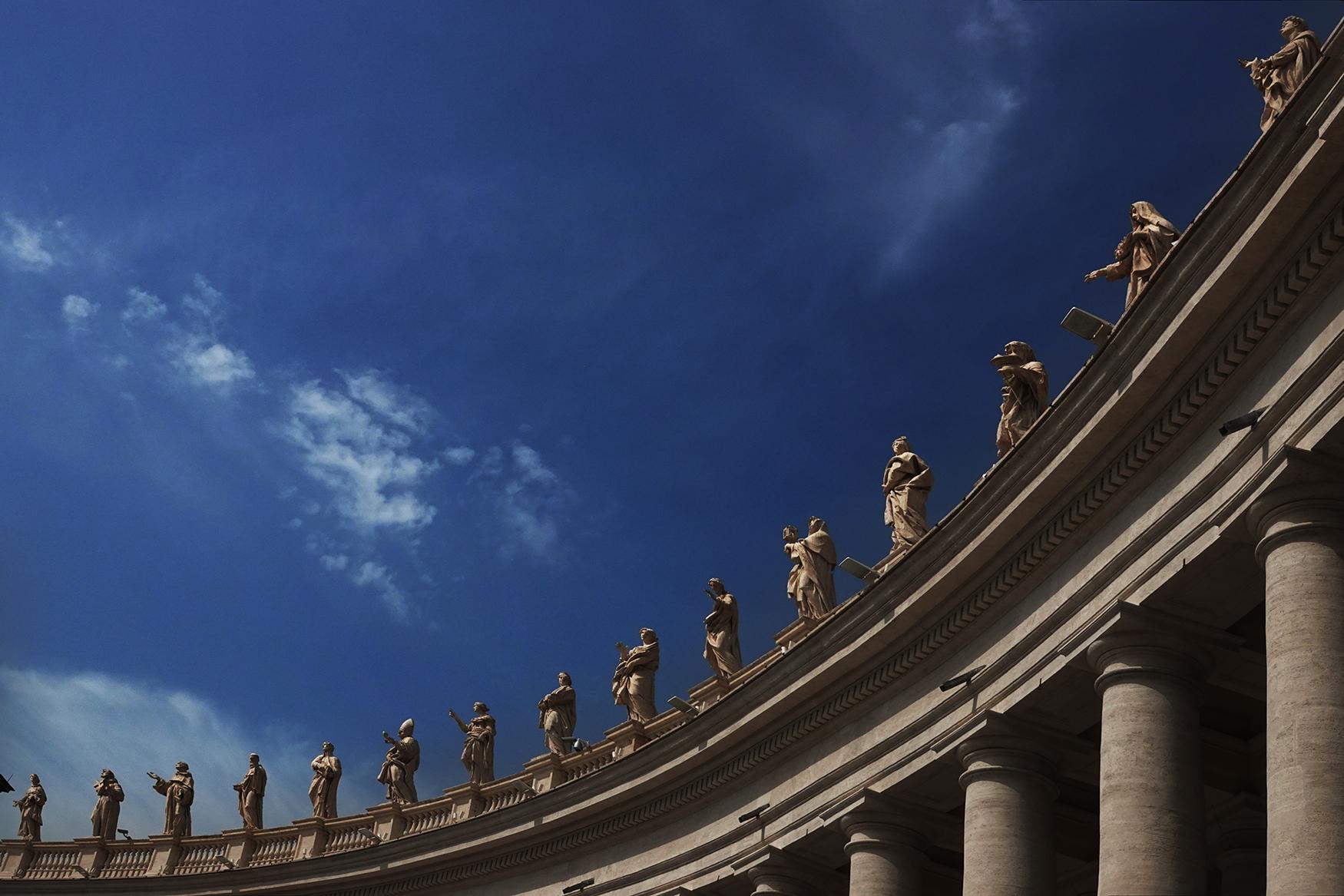 Minh họa không gian kiến trúc là gì với sảnh bảo tàng nghệ thuật Louvre độc đáo và ấn tượng về thẩm mỹ