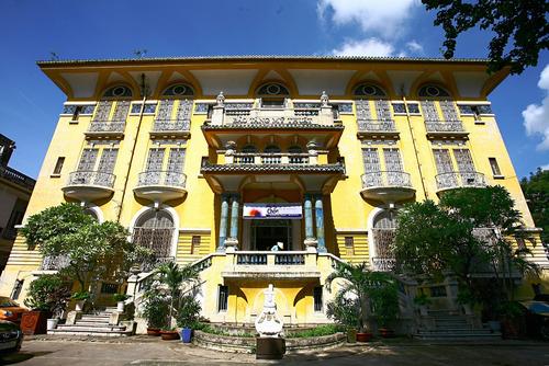 Không gian trưng bày các tác phẩm điêu khắc đa dạng chất liệu bên trong Bảo tàng Mỹ thuật Sài Gòn