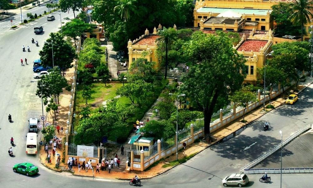 Không gian trưng bày tranh thoáng đãng bên trong Bảo tàng Mỹ thuật Hà Nội với ánh sáng tự nhiên và các tác phẩm nghệ thuật đa dạng