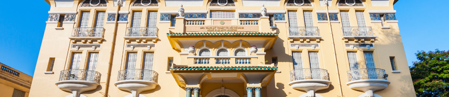 Kiến trúc Pháp cổ điển của Bảo tàng Mỹ thuật Thành phố Hồ Chí Minh nhìn từ bên ngoài