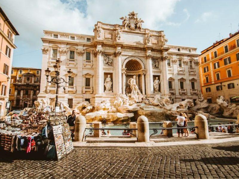 kiến trúc baroque là gì qua vẻ đẹp lộng lẫy của Đài phun nước Trevi tại Rome, Ý về đêm