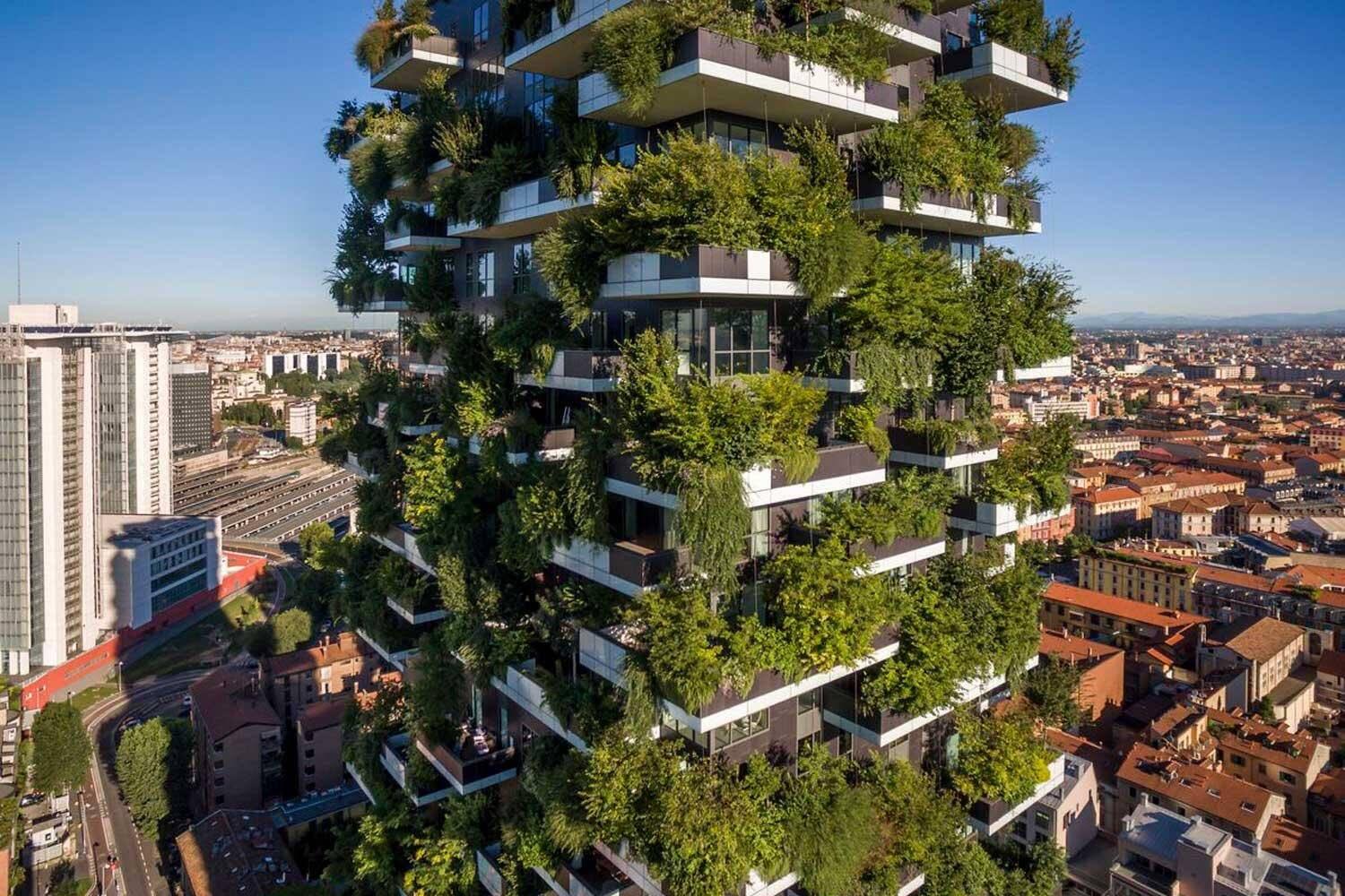 Tòa nhà Bosco Verticale tại Milan ví dụ điển hình về kiến trúc bền vững với thảm thực vật xanh mát bao phủ