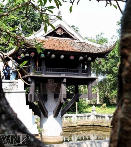 Bí quyết hoàn thiện cách vẽ Chùa Một Cột đẹp như thật Kiến trúc độc đáo của Chùa Một Cột nhìn từ xa với hồ nước bao quanh