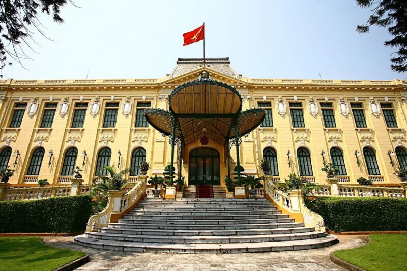 Kiến trúc bên ngoài ấn tượng của Bảo tàng Mỹ thuật Hà Nội với mái ngói truyền thống và không gian xanh mát