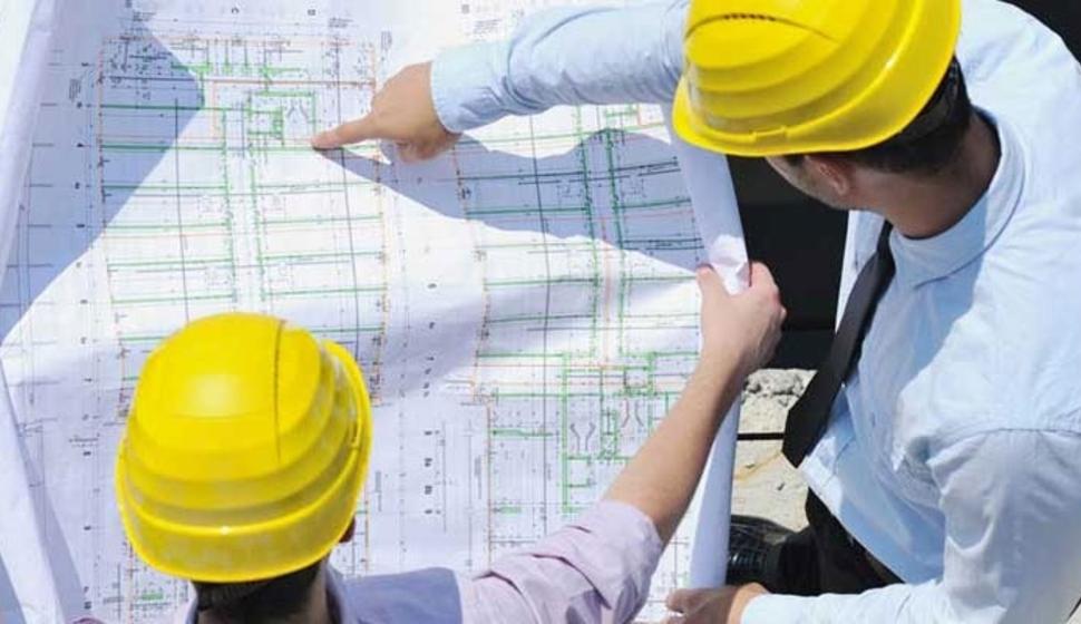 Kiến trúc sư chuyên nghiệp đang giám sát công trường xây dựng thực tế chi tiết