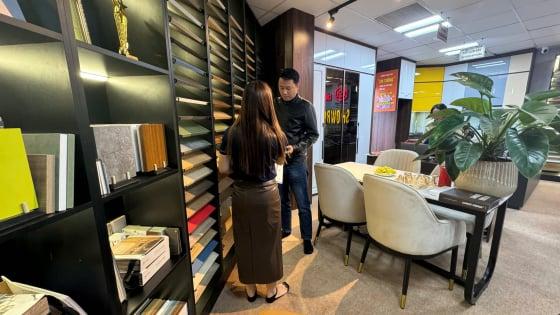 Kiến trúc sư nội thất là gì đang tư vấn cho khách hàng về các phong cách thiết kế phù hợp với không gian sống