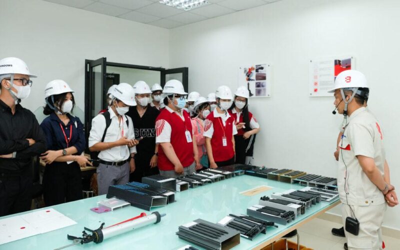 Giải Đáp: Kiến trúc sư trong tiếng Anh là gì? Kiến trúc sư hiện đại làm việc với bản vẽ và công nghệ trong tiếng Anh