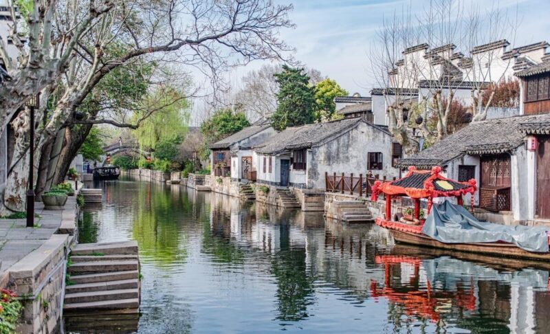 Nét đẹp kiến trúc truyền thống Việt Nam phản ánh văn hóa và lịch sử dân tộc qua các công trình đình chùa cổ kính.