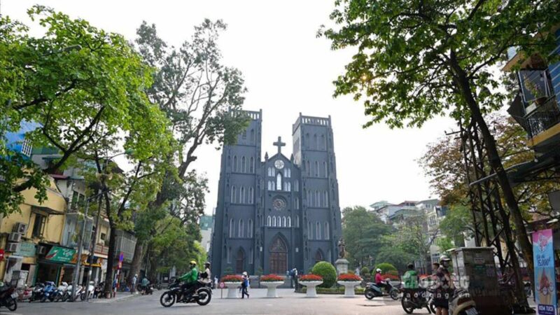 Một góc phố Hà Nội với những tòa nhà kiến trúc Pháp cổ kính thể hiện phong cách vintage độc đáo