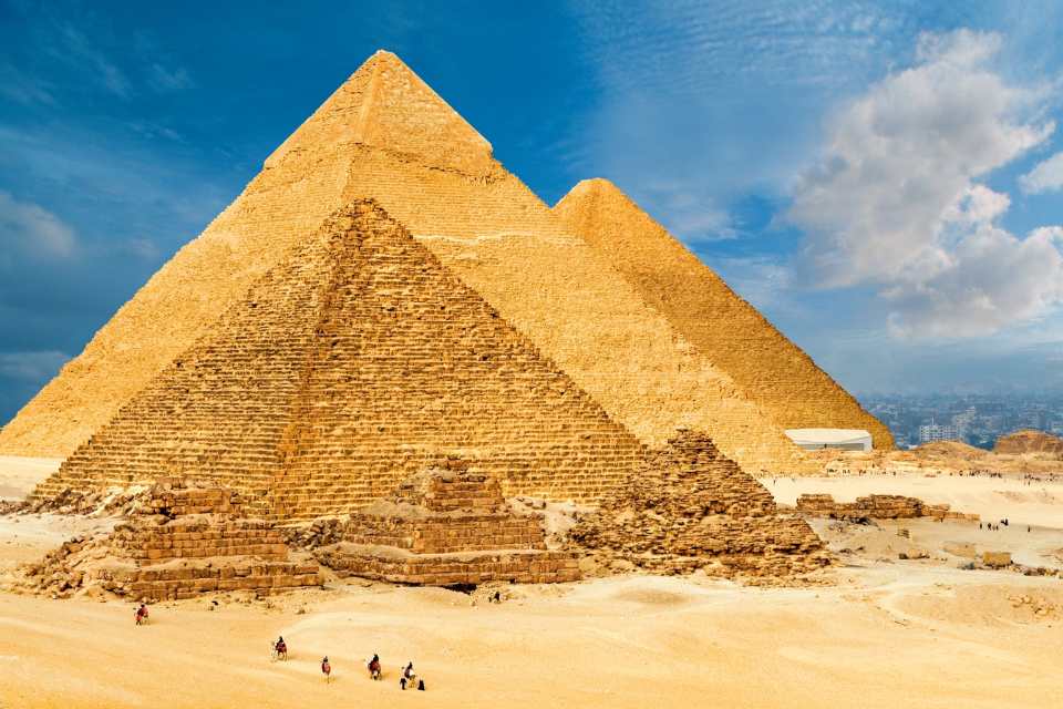 Khám Phá Các Công Trình Kiến Trúc Nổi Tiếng Thế Giới Kim Tự Tháp Giza Ai Cập một trong những công trình kiến trúc nổi tiếng thế giới cổ đại hùng vĩ