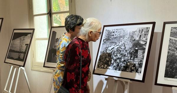 Bức ký họa phố cổ Hà Nội đen trắng ghi lại cuộc sống thường nhật sống động và chân thực