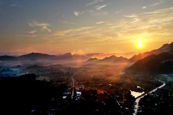 Kỹ thuật đánh bóng chì tinh xảo trong vẽ tranh phong cảnh, tạo khối cho núi non và mặt nước chân thực