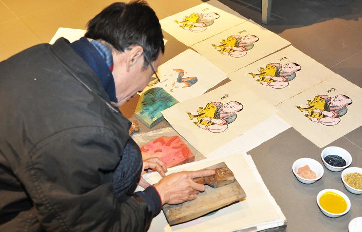 Kỹ thuật in tranh Đông Hồ từ ván khắc gỗ truyền thống lên giấy điệp