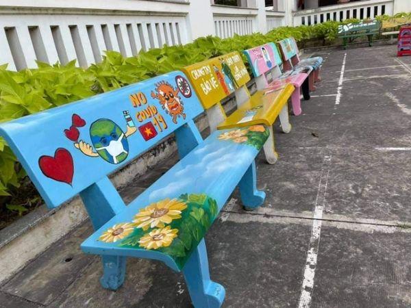 Kỹ thuật vẽ tranh lên ghế đá ngoài trời với màu acrylic và cọ vẽ chi tiết