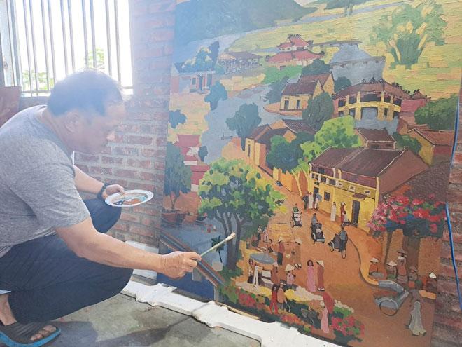 Họa sĩ đang sử dụng kỹ thuật vẽ chuyên nghiệp để hoàn thiện một bức tranh tường lớn tại Đà Nẵng