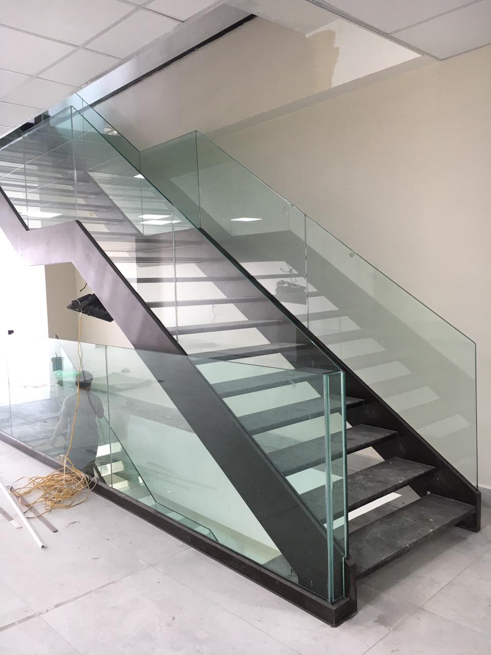 Lan can ban công nghệ thuật hiện đại với thiết kế tối giản và vật liệu kính