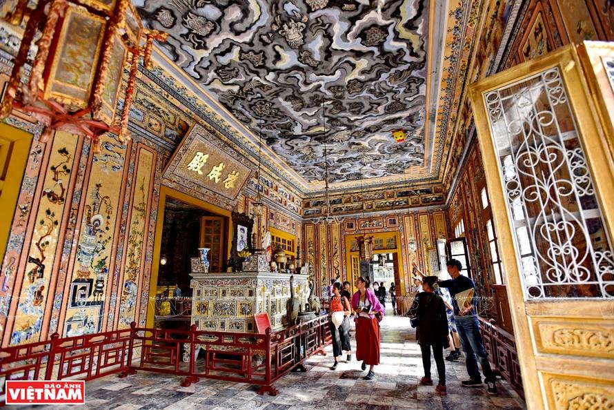 Khám Phá Vẻ Đẹp Công Trình Kiến Trúc Thời Nguyễn Chi tiết trang trí tinh xảo bằng sành sứ và thủy tinh màu tại Lăng Khải Định, kiến trúc thời Nguyễn