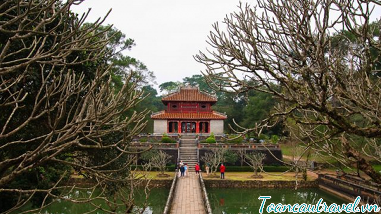 Lăng Minh Mạng với kiến trúc đối xứng uy nghiêm và hồ Tân Nguyệt Hồ thơ mộng