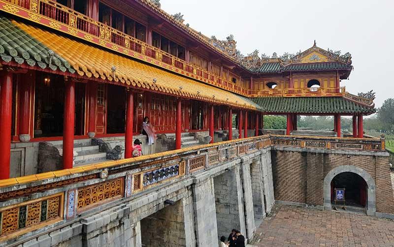 Khám Phá Vẻ Đẹp Công Trình Kiến Trúc Thời Nguyễn Toàn cảnh Lăng Minh Mạng với kiến trúc đối xứng uy nghiêm đặc trưng của thời Nguyễn
