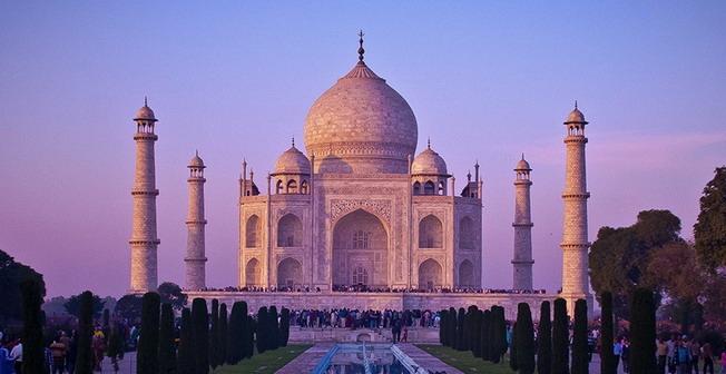 Lăng Taj Mahal Ấn Độ, một ví dụ kiến trúc thượng tầng tráng lệ biểu tượng của tình yêu vĩnh cửu và nghệ thuật Hồi giáo Mughal với đá cẩm thạch trắng