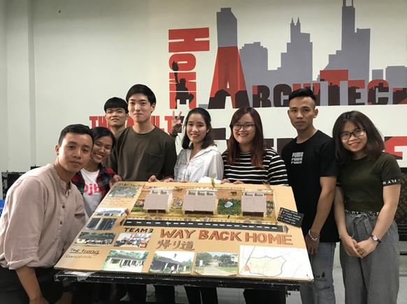 Sinh viên kiến trúc tại Đà Nẵng trong một buổi học thực hành tại xưởng thiết kế