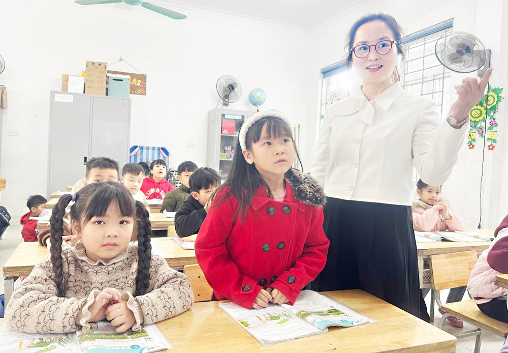 Không khí lớp học ôn luyện thi đại học mỹ thuật công nghiệp với nhiều học viên đang miệt mài vẽ tượng