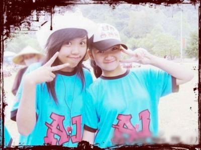 Bức tranh vẽ thầy cô và học sinh giúp lưu giữ những kỷ niệm đẹp của tuổi học trò hồn nhiên trong sáng