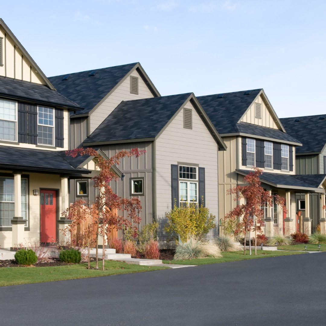 Chi tiết mái vòm cong và cửa sổ độc đáo có chớp trong một công trình kiến trúc Địa Trung Hải