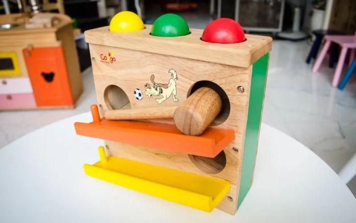 Một chiếc mặt nạ Halloween bằng giấy đã hoàn thiện với nhiều họa tiết sáng tạo và màu sắc nổi bật