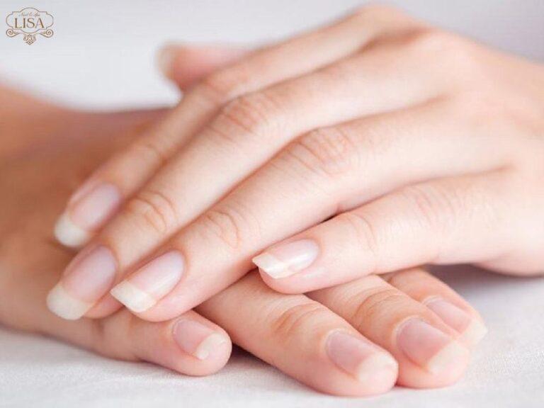 Mẫu móng tay chấm bi đơn giản dễ thương tự vẽ tại nhà theo hướng dẫn chi tiết với sơn nền hồng và chấm trắng