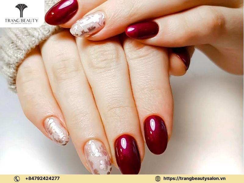 Mẫu nail hoa cúc trắng nhụy vàng đơn giản nhưng vô cùng thanh lịch và tinh tế