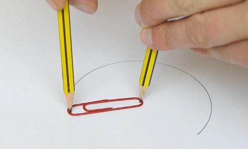 Mẹo vẽ đường tròn đều không cần dùng compa bằng kỹ thuật hai chiếc bút chì