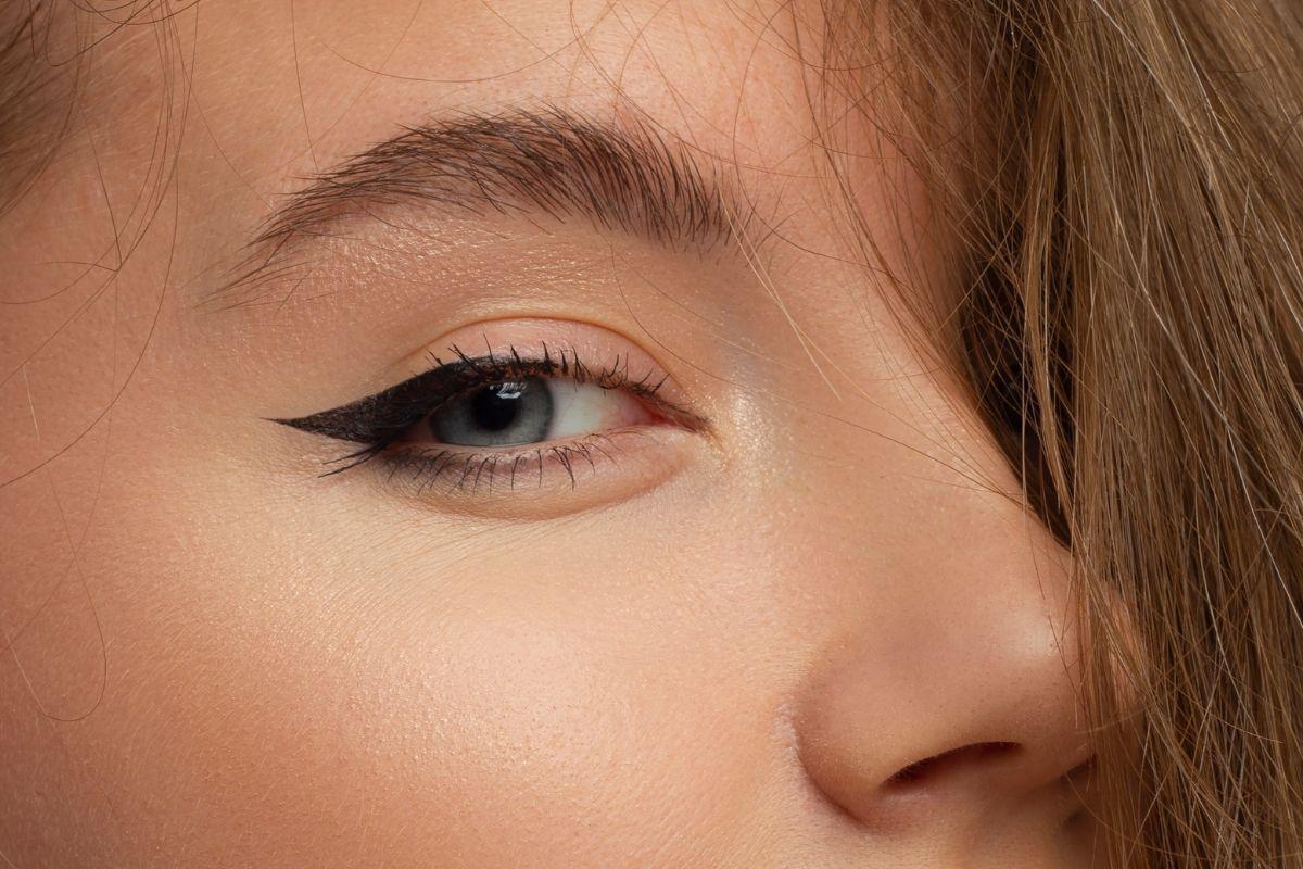 Mẹo và lưu ý khi vẽ eyeliner cho mắt một mí để không bị lem và đẹp tự nhiên nhất