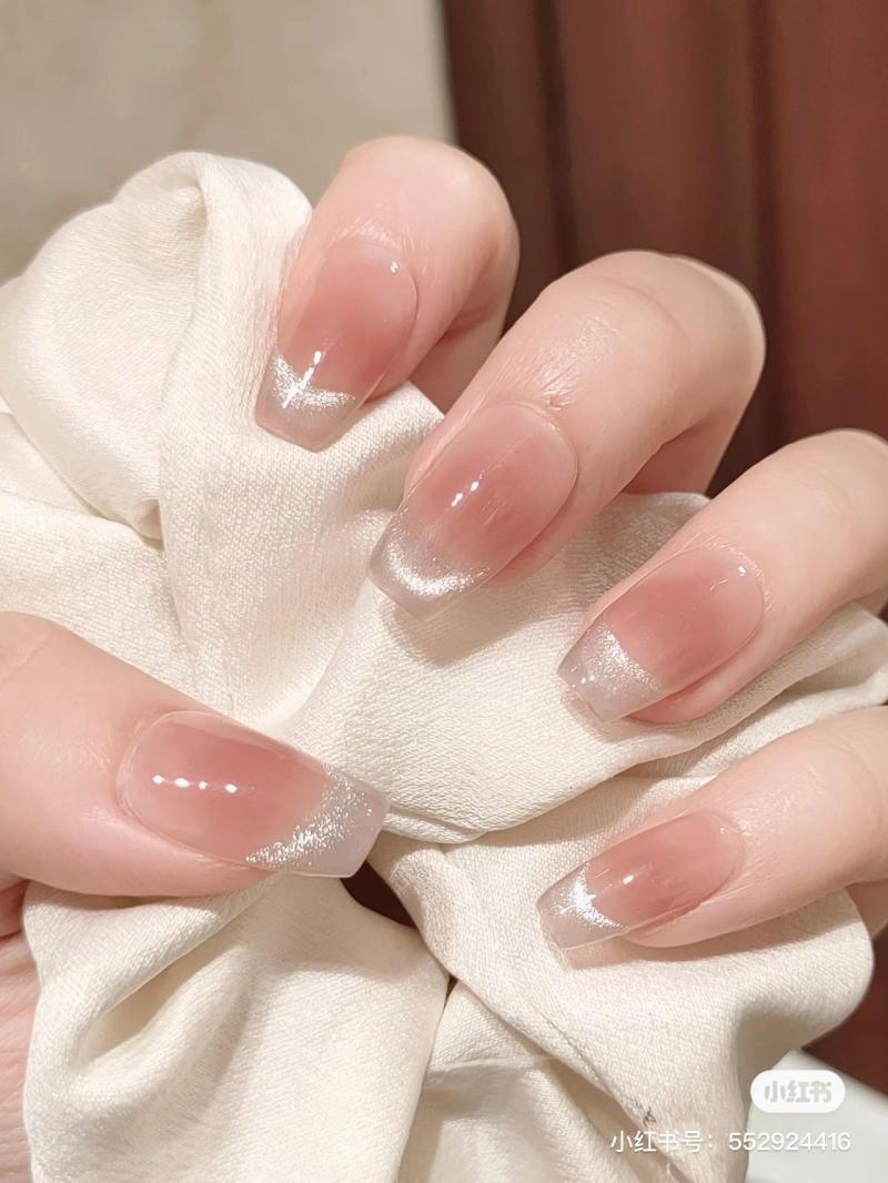 Mẫu móng tay French đầu móng hiện đại đơn giản dễ thực hiện tại nhà với đầu móng màu xanh pastel