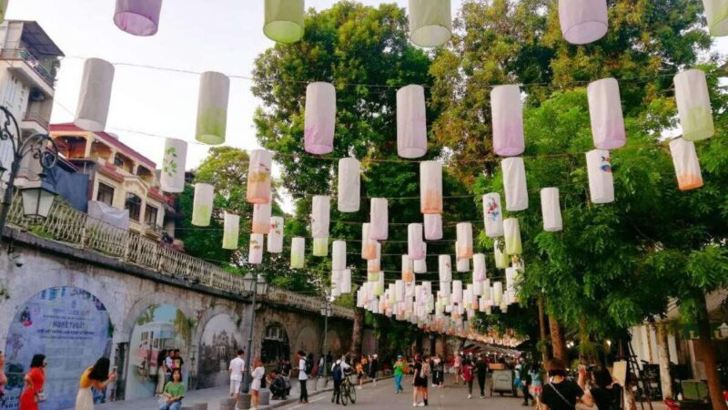 Hình ảnh một góc phố cổ Hà Nội với bức tranh tường mỹ thuật bụi độc đáo, thể hiện nét xưa cũ