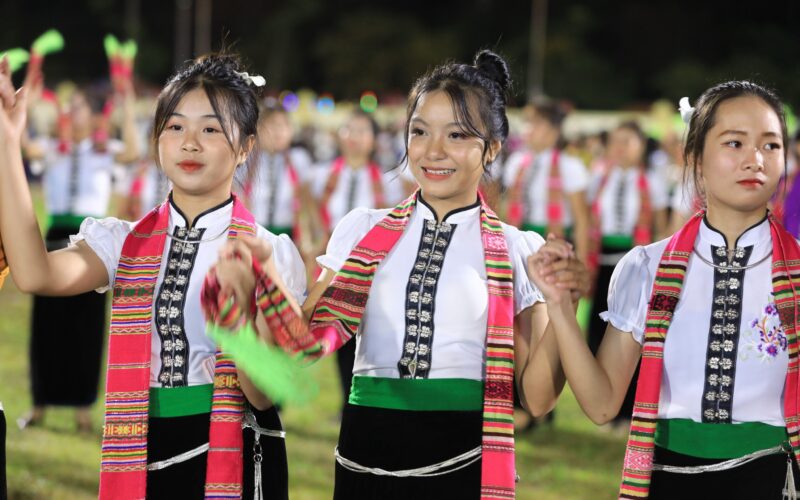 Khám phá thế giới **Mỹ thuật lớp 5 trang phục yêu thích** Bức tranh mỹ thuật lớp 5 thể hiện trang phục yêu thích của một bé gái với váy xòe và nơ xinh xắn