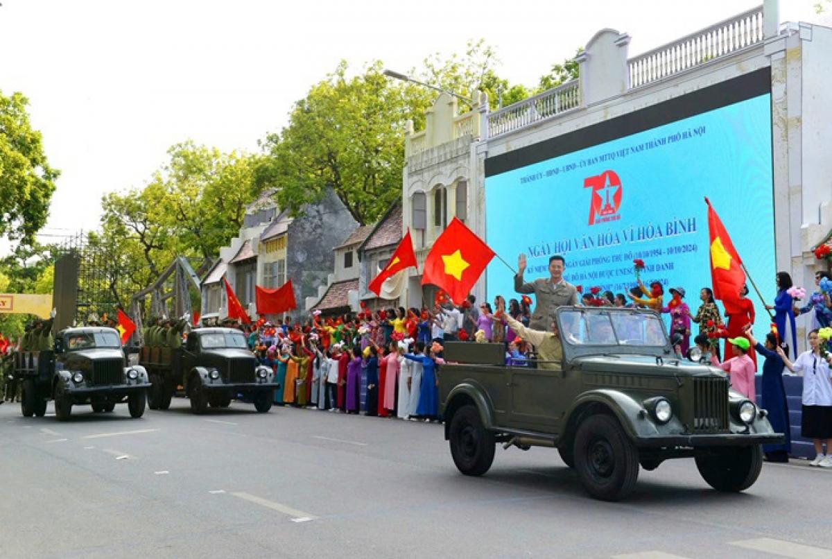 Tranh Vẽ Ngày Giải Phóng Thủ Đô Đầy Cảm Xúc Lịch Sử Nét vẽ cảm xúc tái hiện ngày giải phóng thủ đô với hình ảnh người dân và bộ đội đầy tự hào