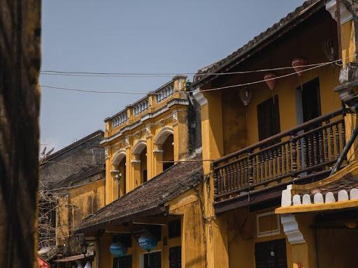 Nét vẽ phố cổ Hội An độc đáo qua các chất liệu khác nhau thể hiện mái ngói rêu phong