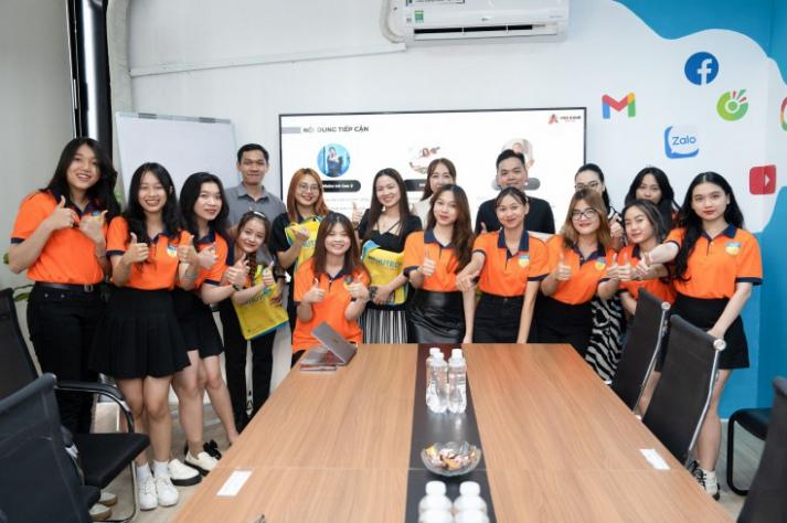 Học ngành mỹ thuật ra làm gì - một nghệ sĩ digital art đang sử dụng bảng vẽ điện tử để sáng tạo tác phẩm nghệ thuật số đầy màu sắc